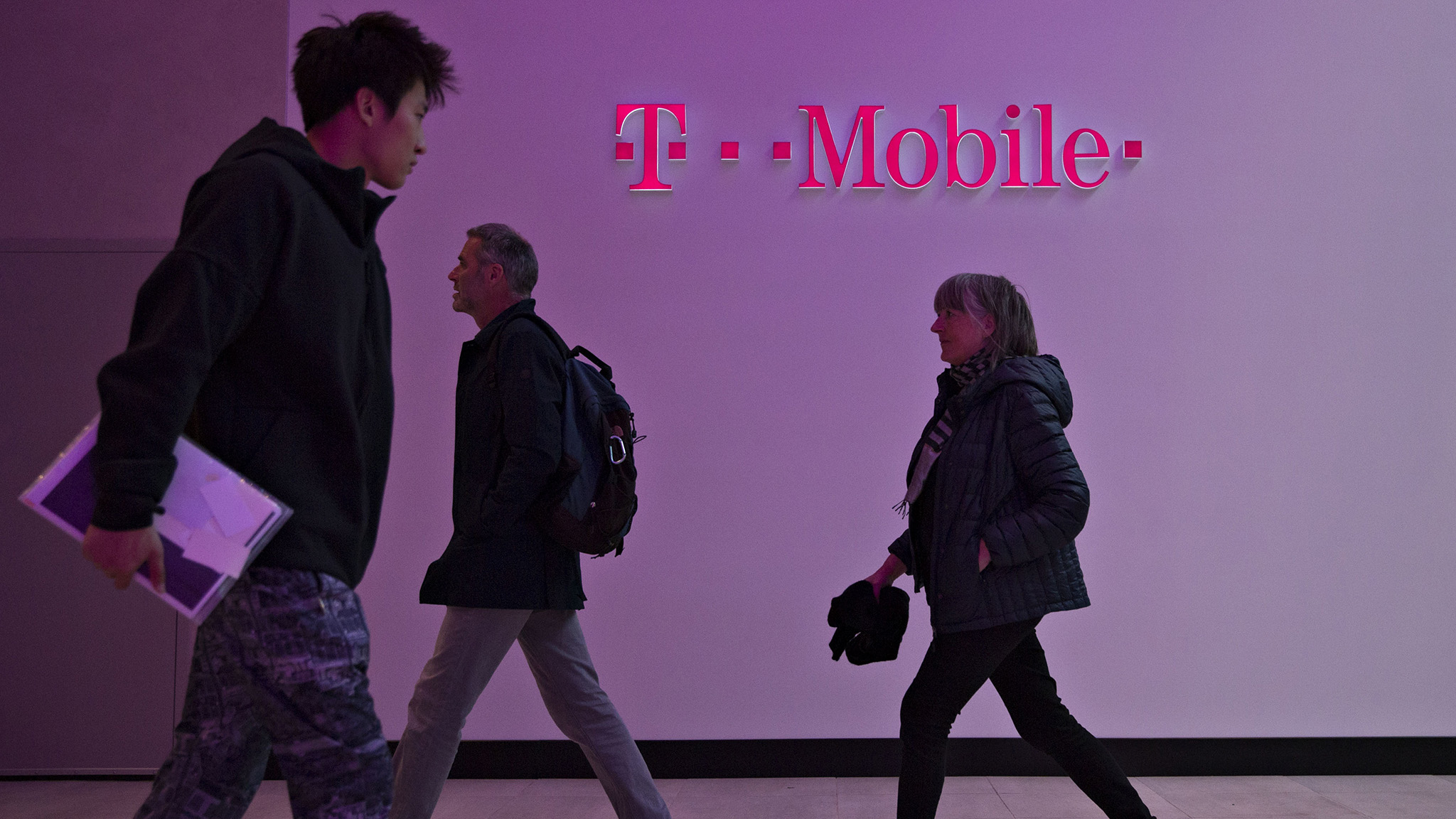 T-Mobile tops rivals with strong customer gains