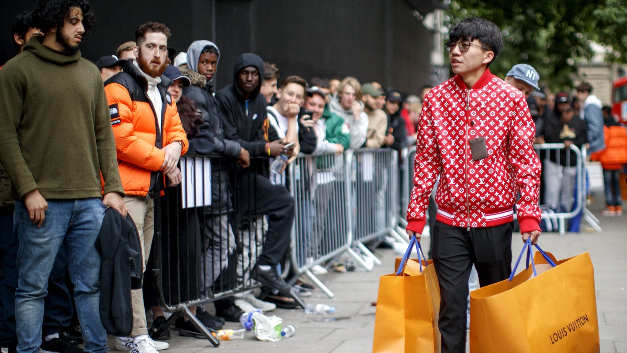 strubehoved stamtavle offer Louis Vuitton in collaboration with Supreme pop-up stores prompt global  shopping stampede | Financial Times