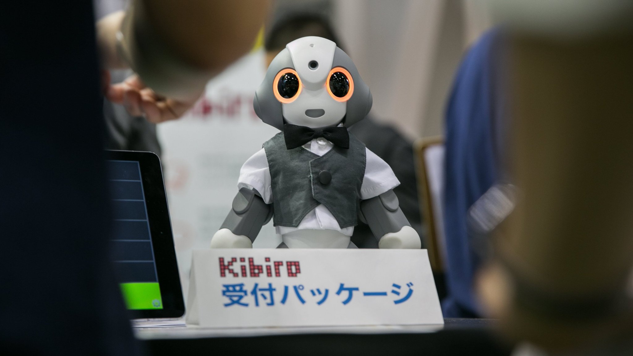 Artificial intelligence in real workplaces