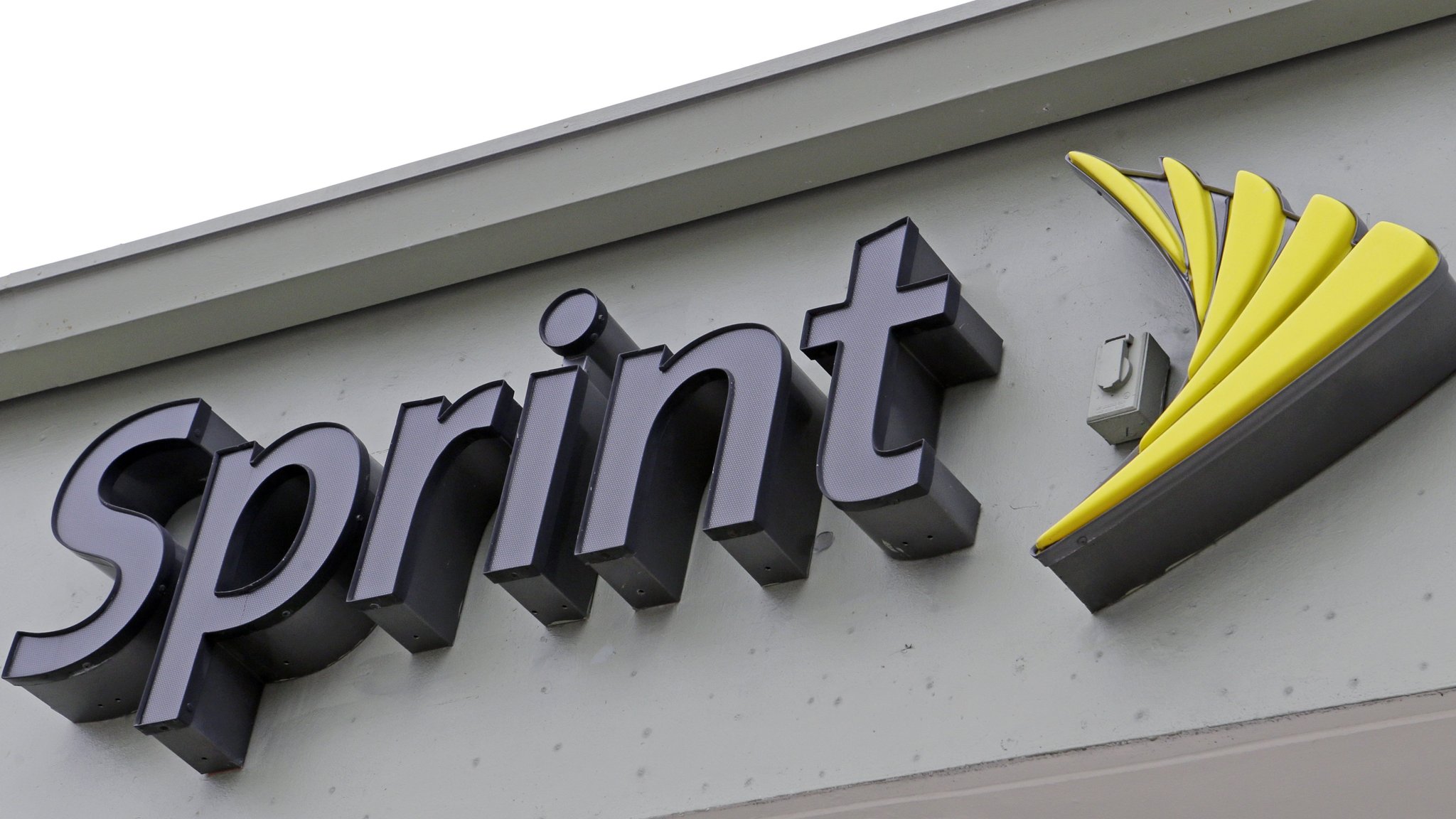 Sprint hooks lucrative mobile customers