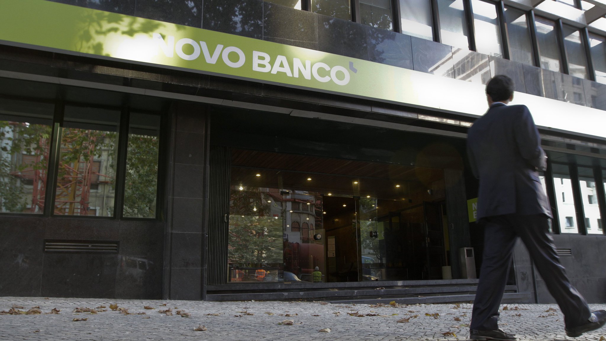 Chinese companies target Portuguese banks