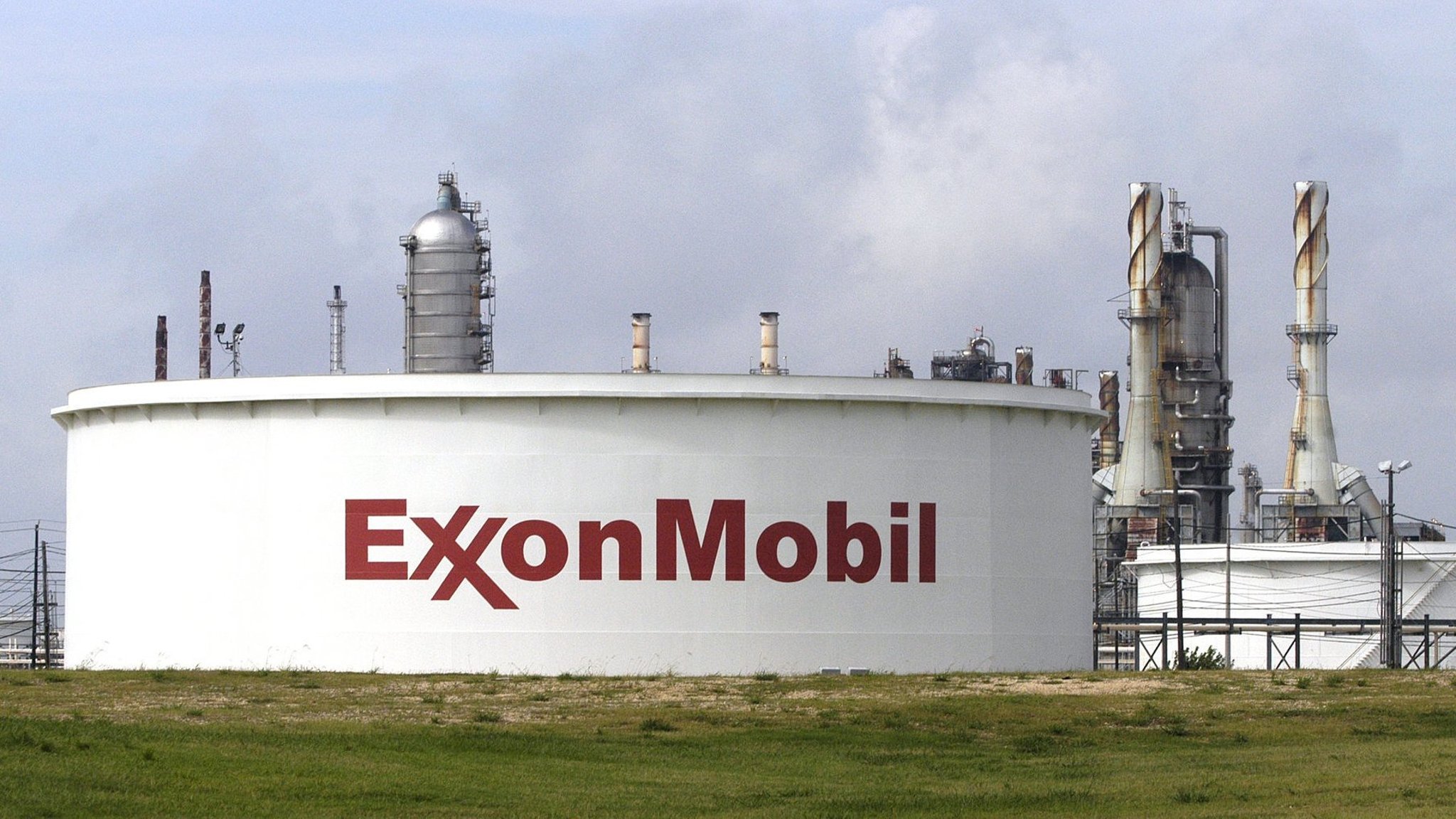 Exxon in talks to buy Singapore petrochemical plant | Financial Times