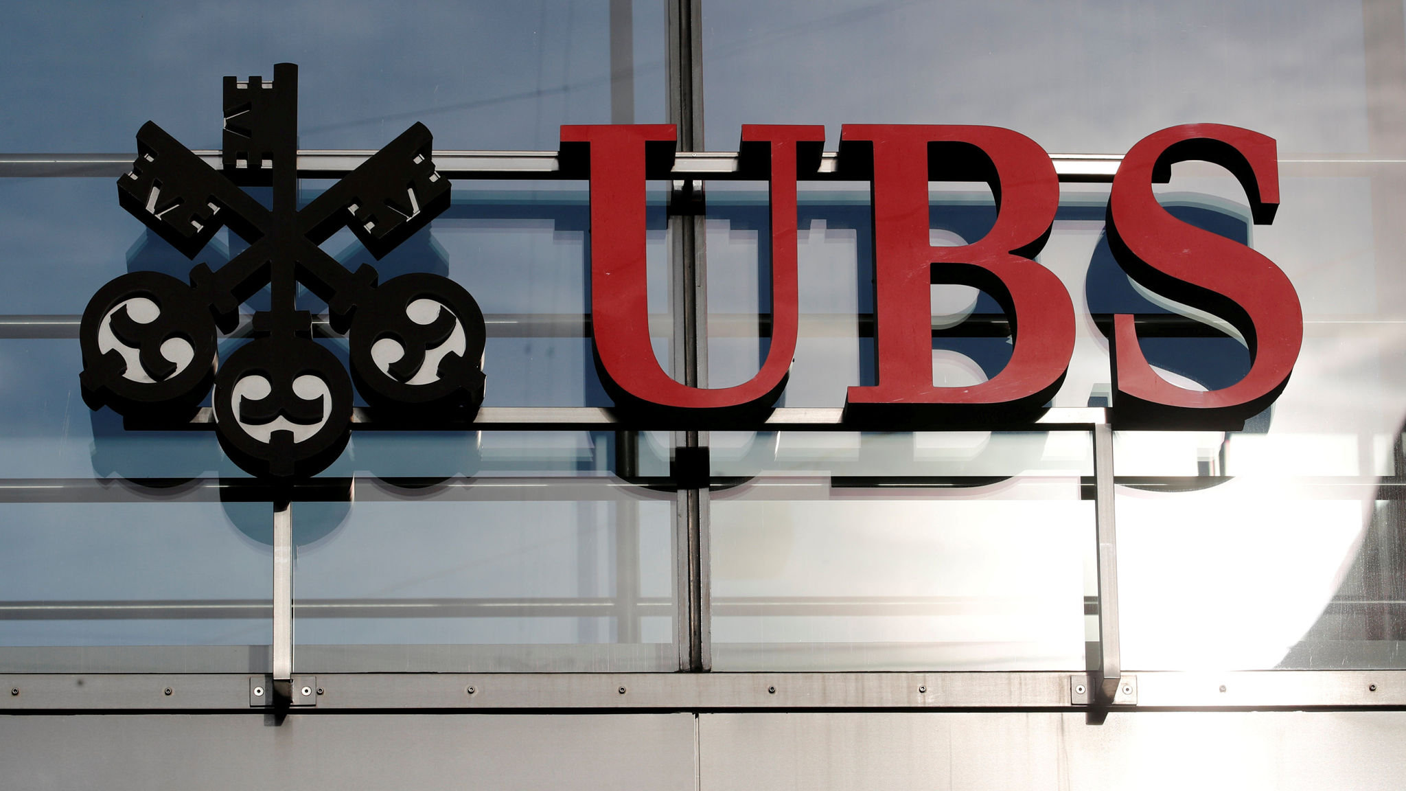 ubs-overhauls-pay-for-10-000-workers-financial-times