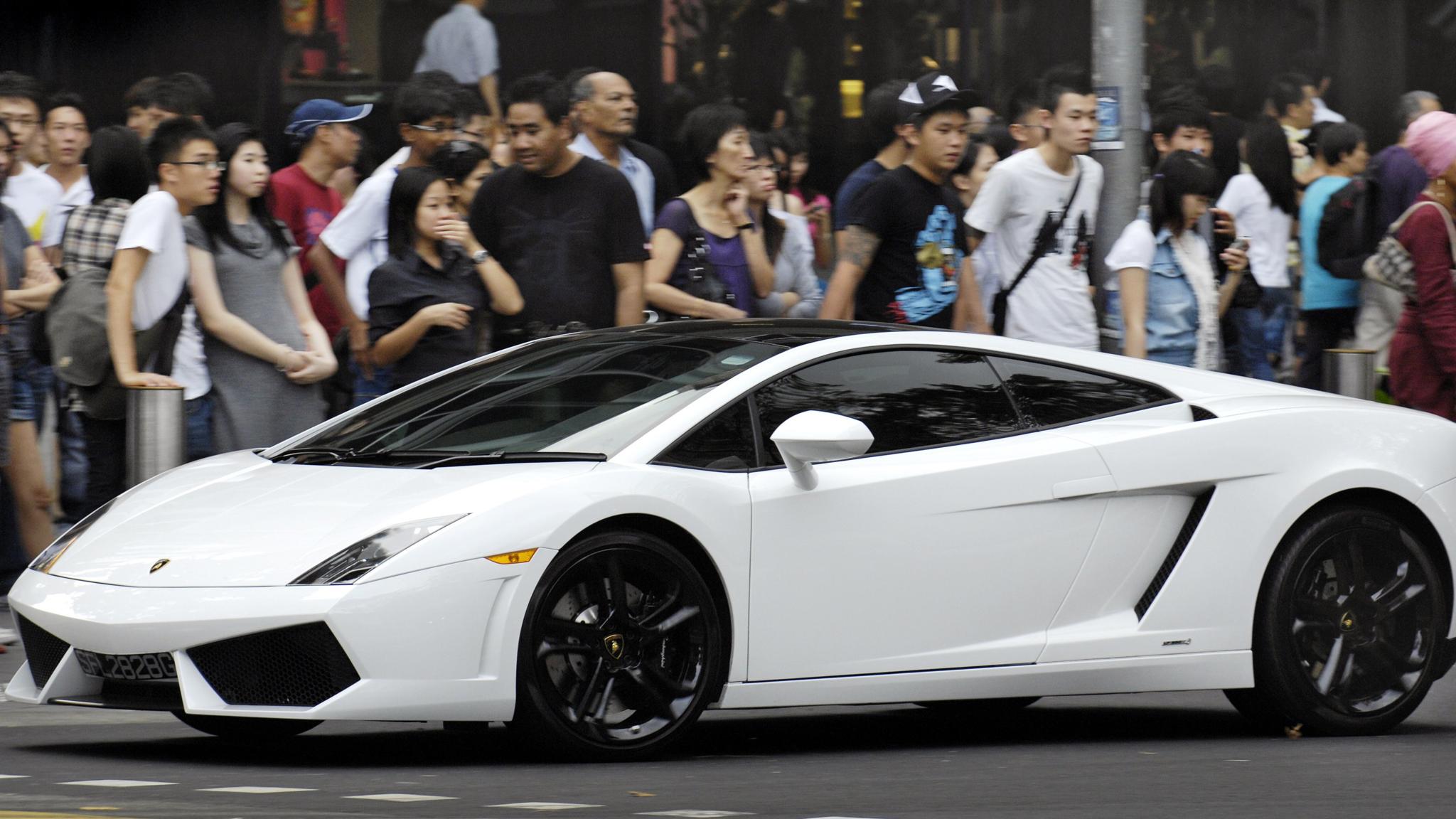 how do the wealthy buy cars