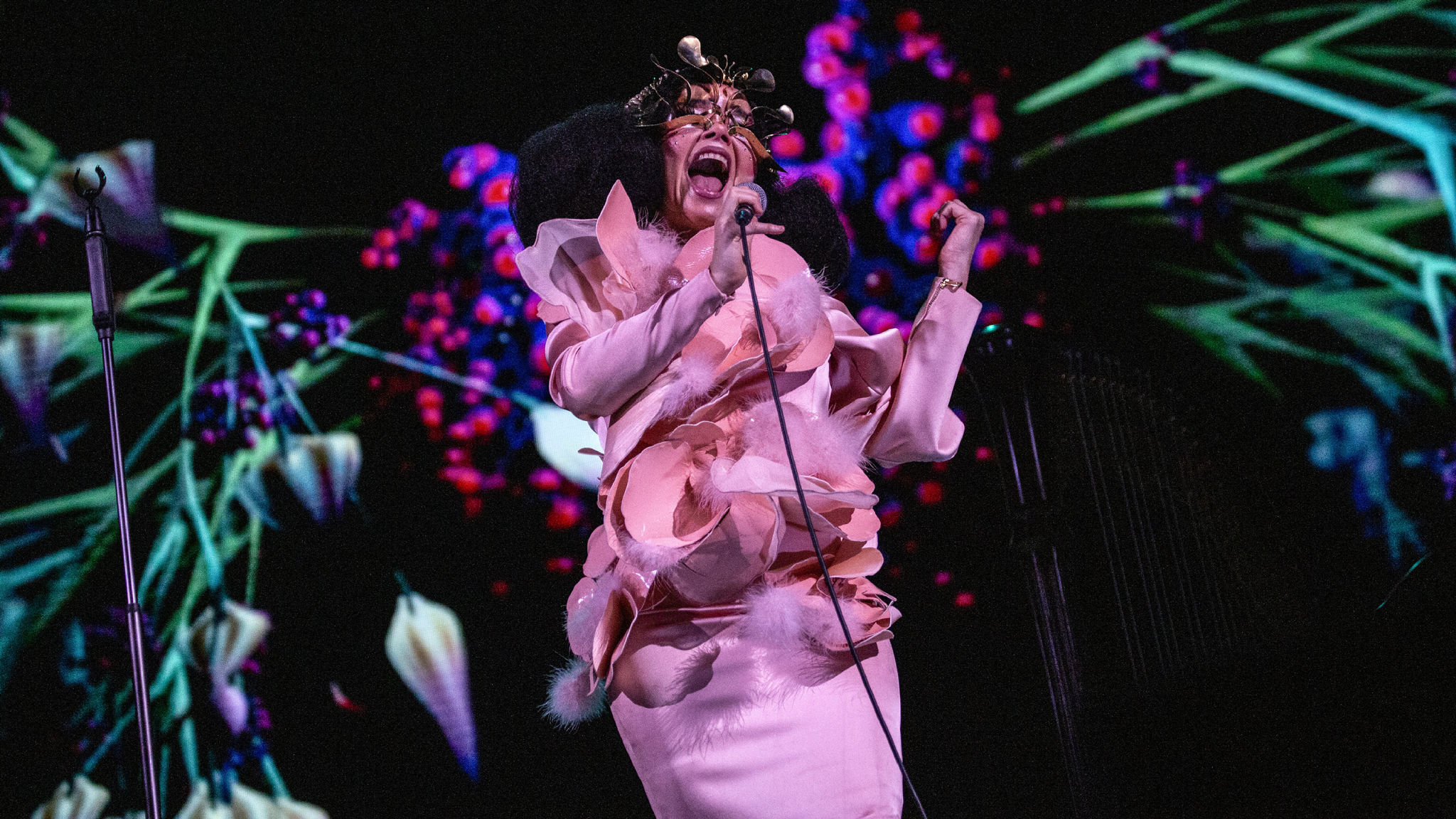 Bjork S Most Elaborate Stage Concert Yet Falls Flat Financial Times