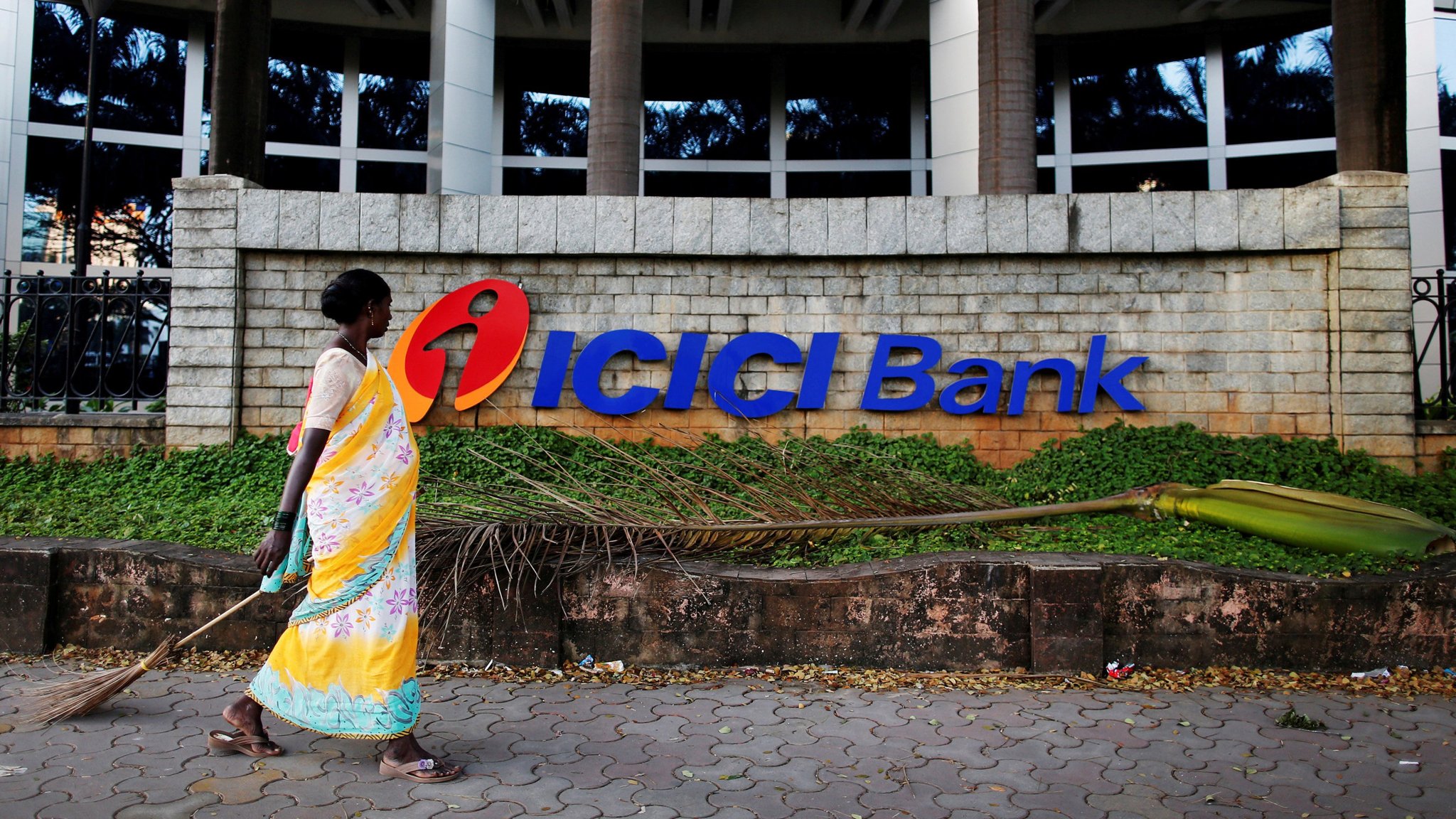 Icici Bank Defends Its Chief From Conflict Of Interest Allegations