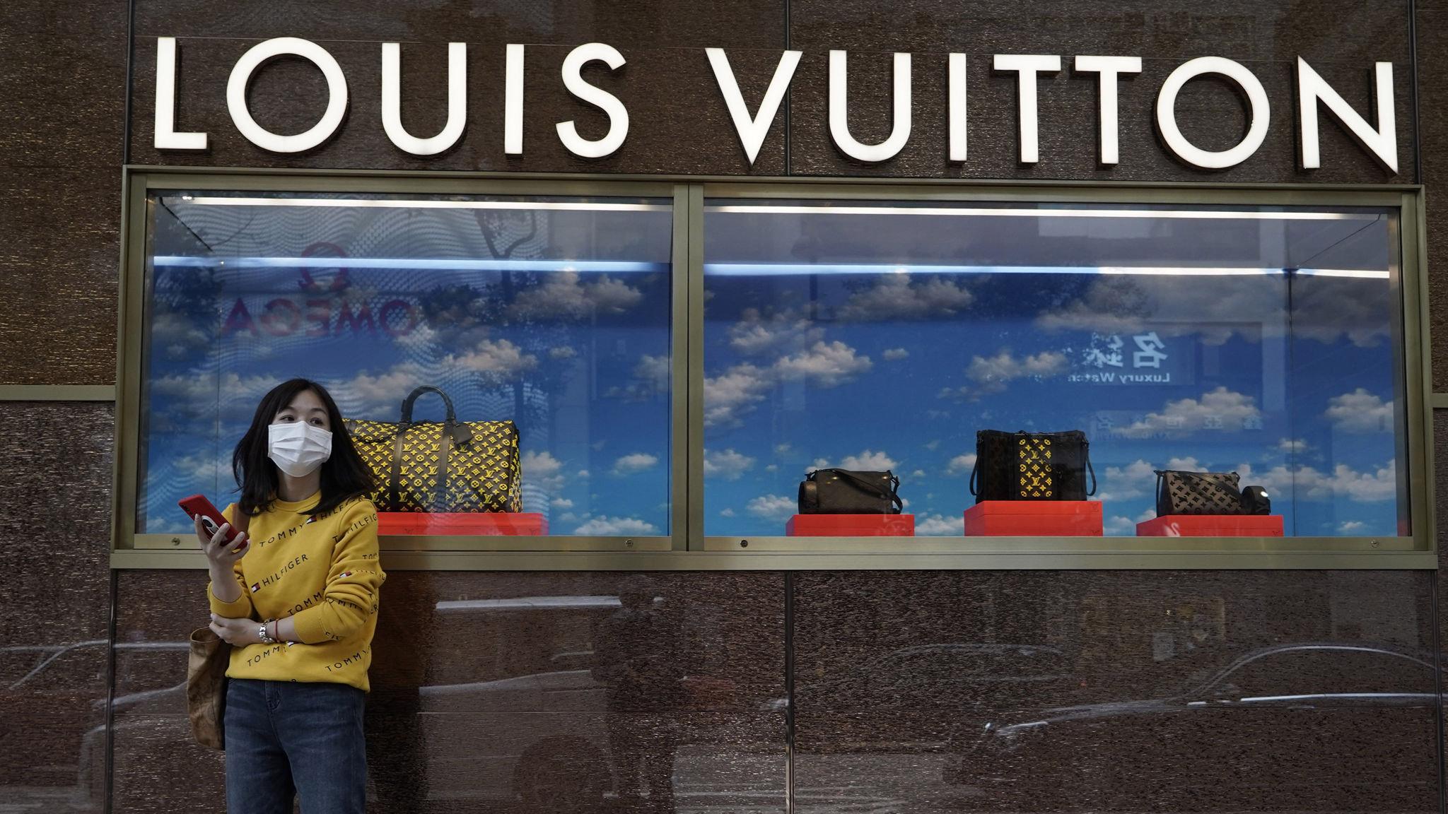 Coronavirus wreaks havoc on luxury and fashion groups | Financial Times