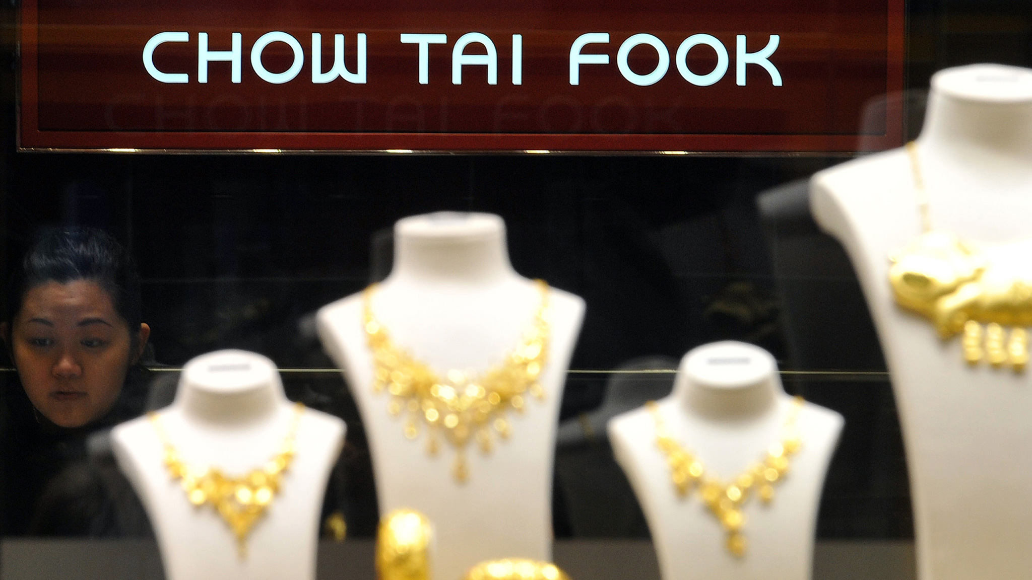 Chow Tai Fook loses its sparkle amid China slowdown | Financial Times